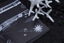 Load image into Gallery viewer, Teatro della Terra Alienata: reimaginando el destino de la Gran Barrera de Coral - ElMuelle1931