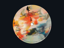 Load image into Gallery viewer, Benjamin Lew - Le Personnage Principal Est Un Peuple Isolé - ElMuelle1931